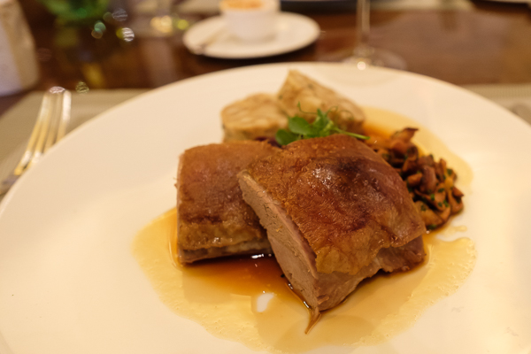 BBayerische Bauernente mit Apfel Blaukraut, Pfifferlinge und Brezen-Knödel