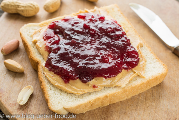 Frühstück mit Weißbrot - Erdnussbutter - Marmelade - Banane