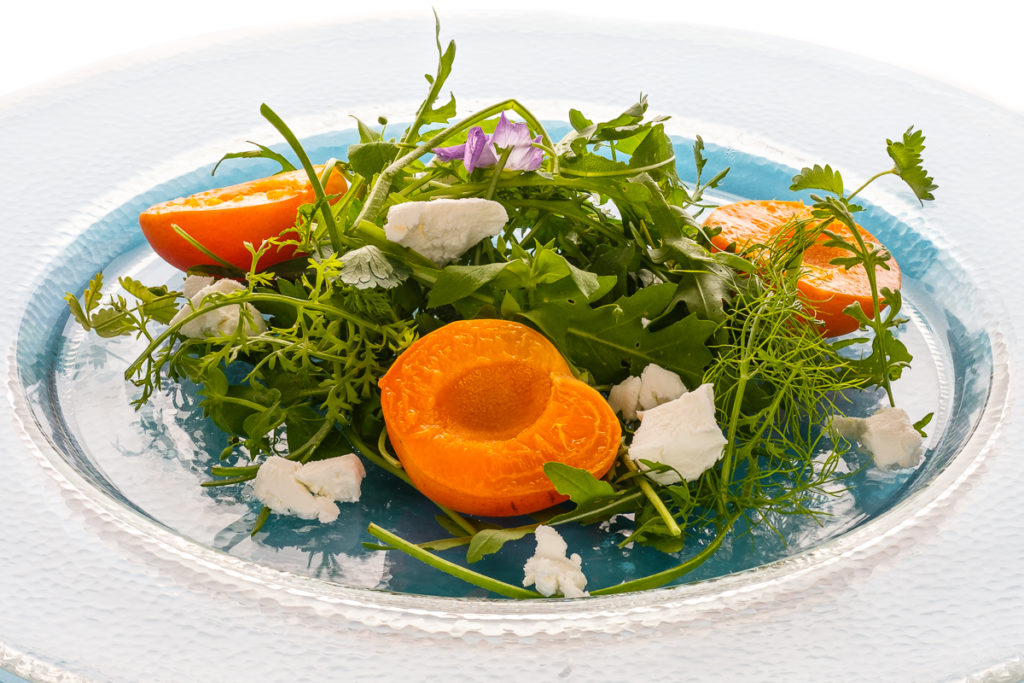 Sommersalat mit Wildkräutern, Aprikosen und Käse -&amp;gt; Rezept -&amp;gt; Salat